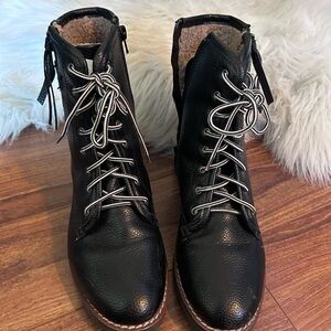 Kensie Weslie Black Lace Up/Side Zip Combat Boots with Tan Woolly Lining.